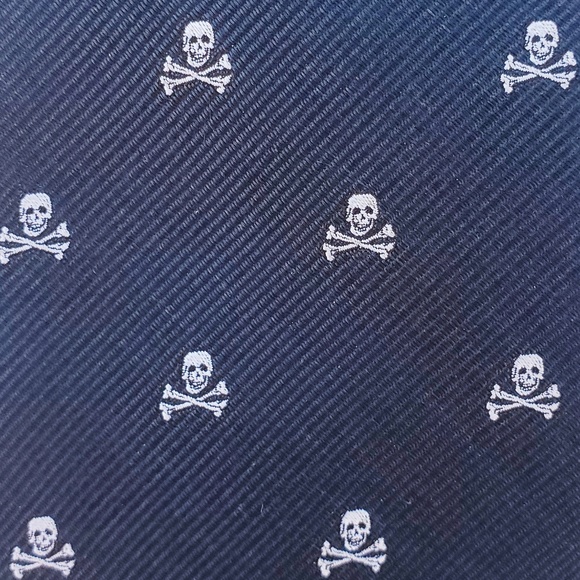 Crossbones Tie - Picture 2 of 3